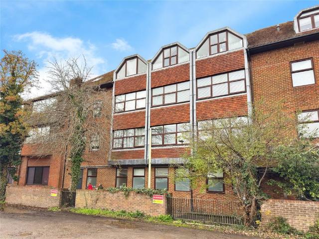 Flat for sale in Emmbrook, Wokingham