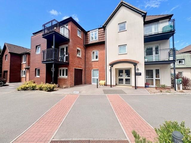 Flat for sale in Tricketts Cross, Ferndown