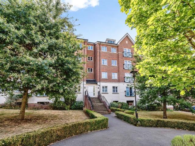 Flat for sale in Walton, Aylesbury