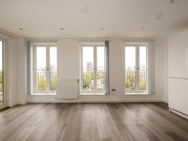 Flat for sale in St. George in the East, Greater London