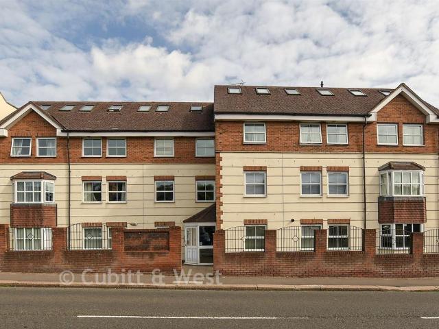 Flat for sale in Caterham, Tandridge