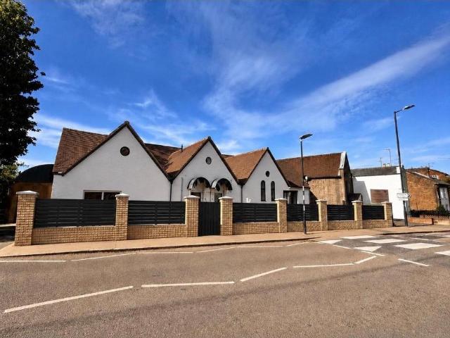 Flat for sale in St Albans, Five Acres