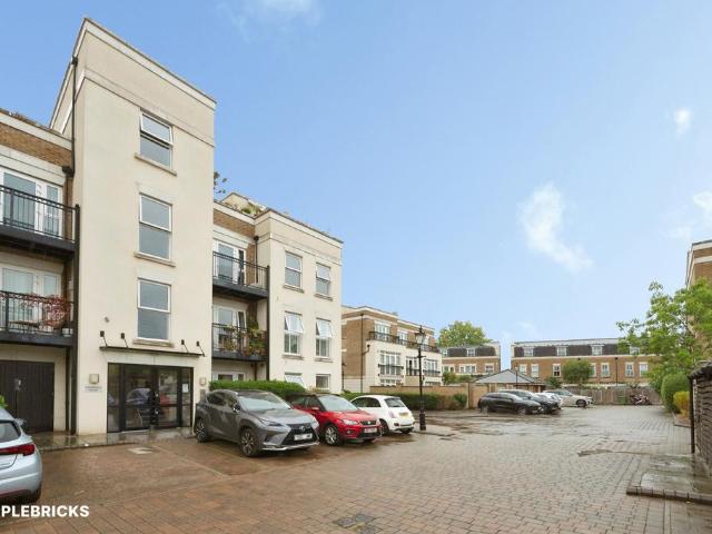 Flat for sale in London Borough of Richmond upon Thames, Greater London