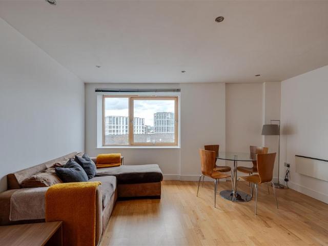 Flat for sale in Richmond Hill, West Yorkshire