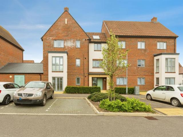 Flat for sale in Weston Turville, Buckinghamshire