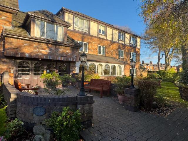 Flat for sale in Knutsford
