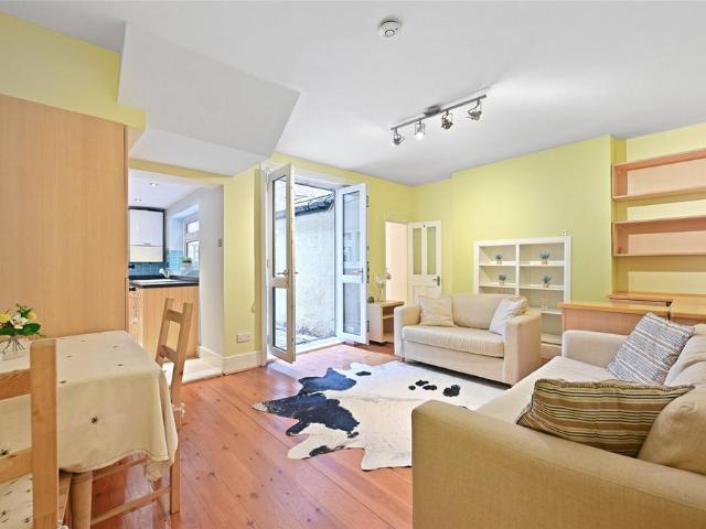 Flat for sale in Shepherd's Bush, Greater London