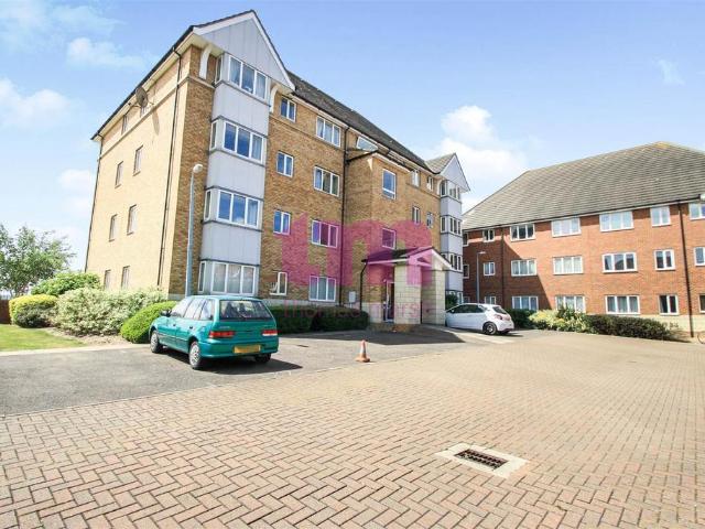 Flat for sale in Badgers Dene, Grays