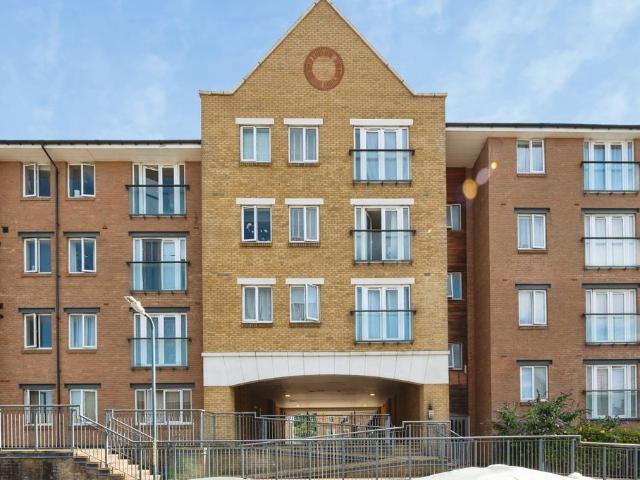 Flat for sale in Ebbsfleet, Monks Orchard