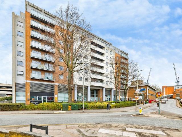 Flat for sale in North Watford, Hertfordshire