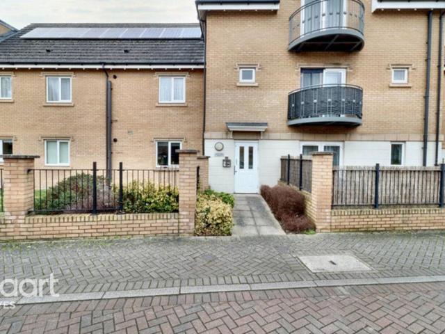 Flat for sale in Hayes, Greater London