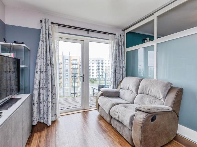 Flat for sale in Brompton, Gillingham