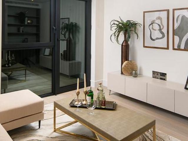 Flat for sale in Shepherd's Bush, Greater London