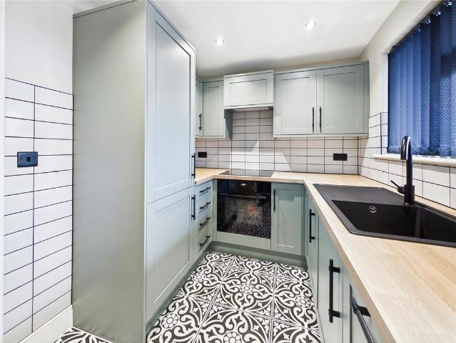 Flat for sale in Chipping Hill, Essex