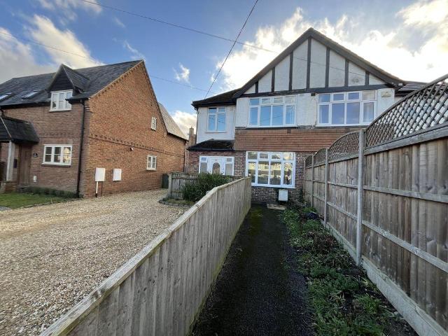 Flat for sale in Aston Clinton, Buckinghamshire