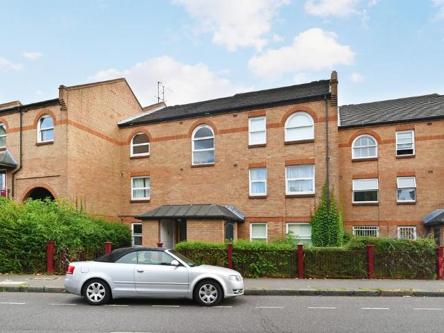 Flat for sale in Old Ford, Mile End