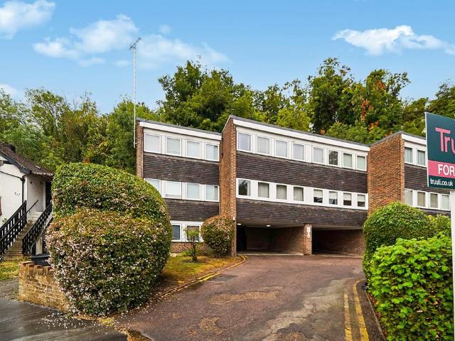 Flat for sale in London Borough of Croydon, Purley