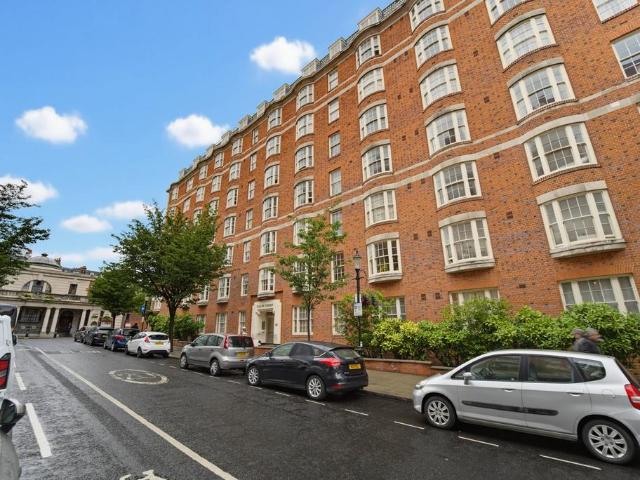 Flat for sale in Bayswater, Greater London
