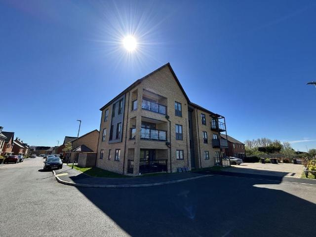 Flat for sale in Houghton Regis, Bedfordshire