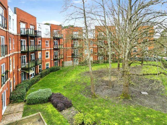 Flat for sale in Buckler's Park, Crowthorne