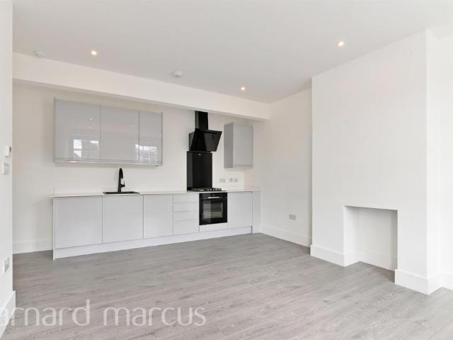 Flat for sale in Woodcote, Epsom