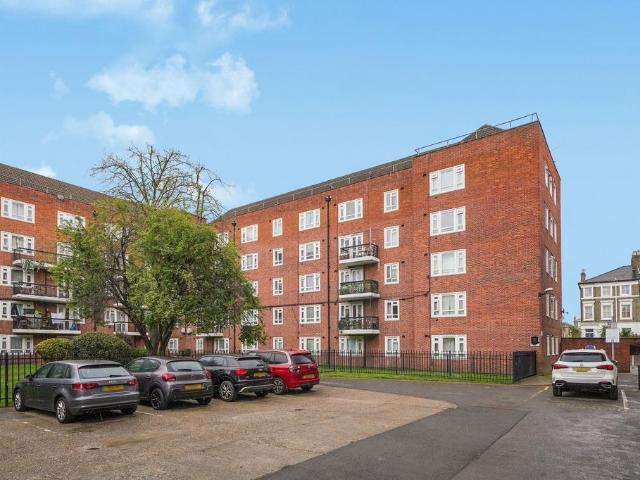 Flat for sale in Stockwell, Greater London