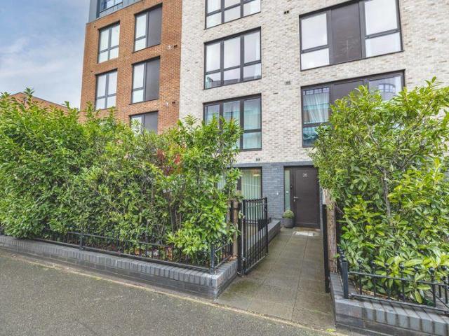 Flat for sale in Slough
