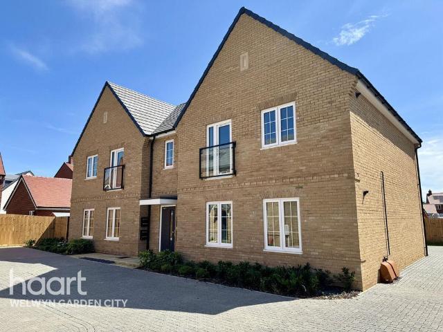 Flat for sale in Five Acres, Hertfordshire