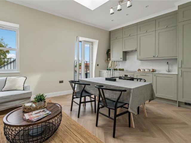 Flat for sale in Putney, Greater London