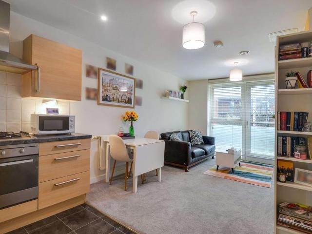 Flat for sale in Harrow Weald, Greater London