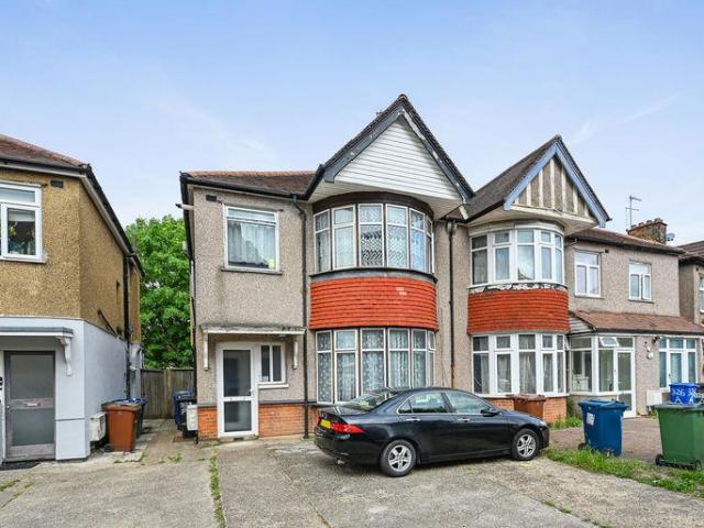 Flat for sale in Lane, Greater London