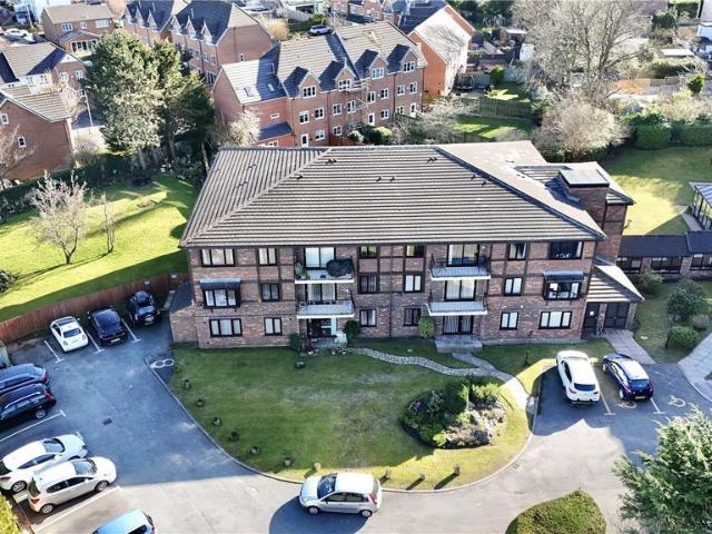 Flat for sale in Heswall, Liverpool City Region