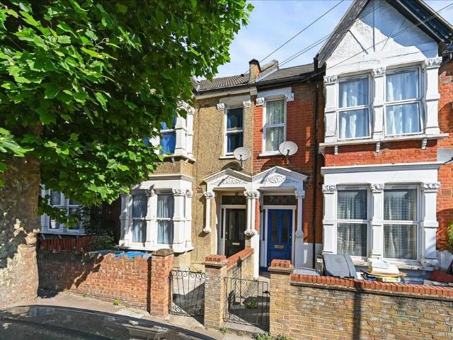 Flat for sale in Harlesden, Greater London