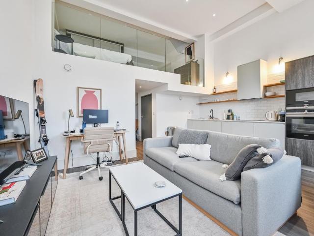 Flat for sale in London Borough of Tower Hamlets, Greater London