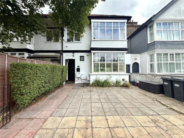 Flat for sale in London Borough of Hounslow, Greater London