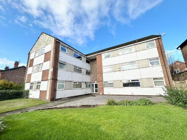 Flat for sale in Sale, Trafford