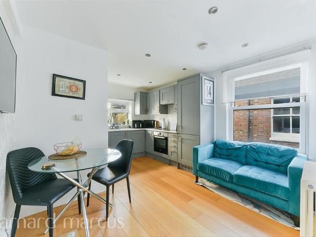Flat for sale in Shepherd's Bush, Greater London