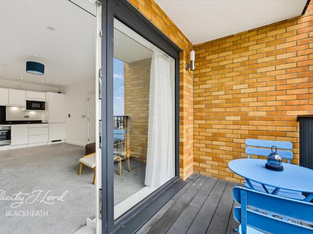 Flat for sale in Charlton, Greater London