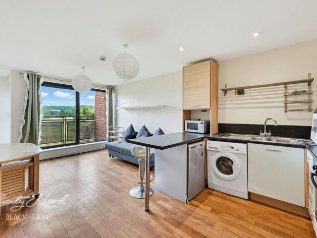 Flat for sale in Charlton, Greater London