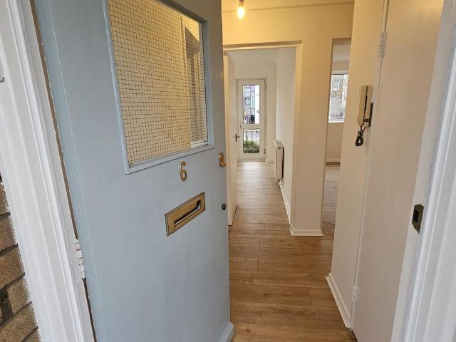 Flat for sale in London Borough of Richmond upon Thames, Greater London