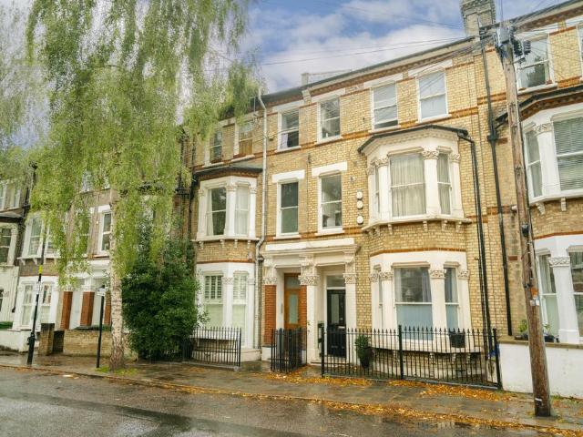 Flat for sale in Clapham, Greater London