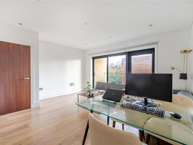 Flat for sale in Hoxton, De Beauvoir Town