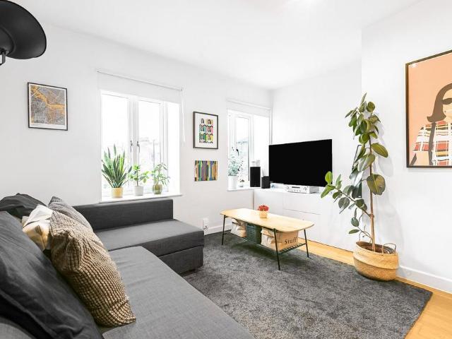 Flat for sale in London Borough of Lewisham, Forest Hill