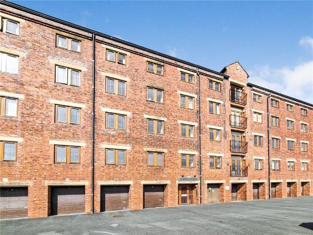 Flat for sale in Riddlesden, West Yorkshire