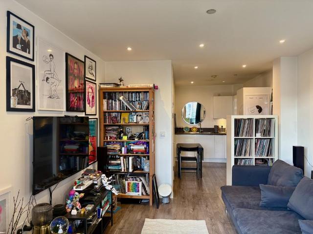 Flat for sale in Bromley-by-Bow, Poplar Grove