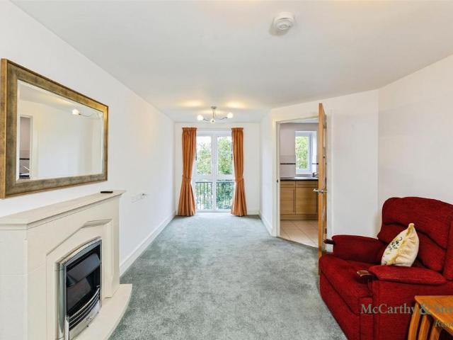 Flat for sale in Caversham, Reading