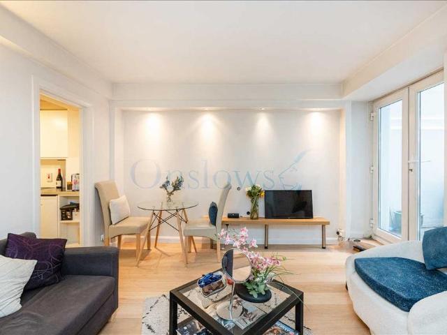 Flat for sale in Brompton, Greater London