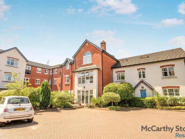 Flat for sale in Mill End, Green Close