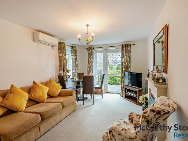 Flat for sale in Ivy Chimneys, Epping
