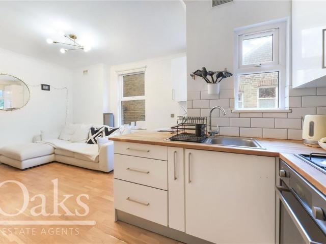 Flat for sale in West Norwood, Greater London